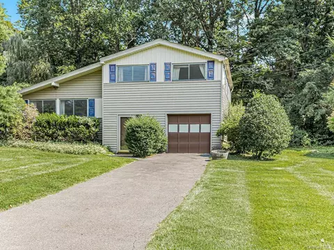 4 Summit Pl, Cortlandt, NY 10520