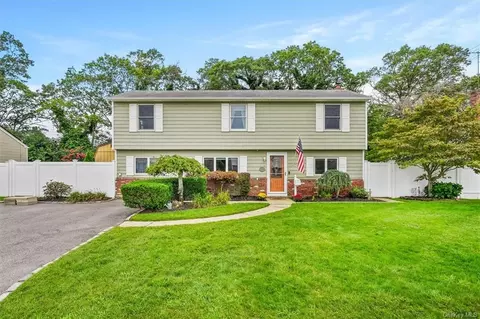 16 Richmond St, Islip, NY 11751