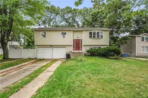122 Stahley St, Brentwood, NY 11717