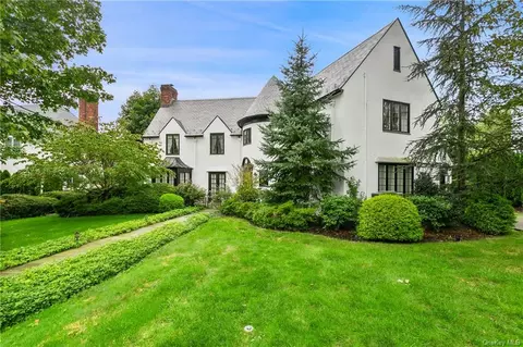21 Shawnee Rd, Scarsdale, NY 10583