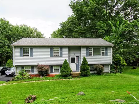 4 Birchwood Ln, New Windsor, NY 12577