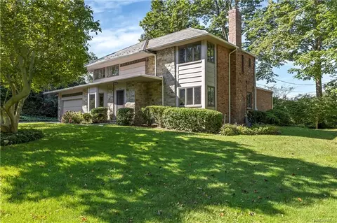237 Sussex Dr, Manhasset, NY 11030