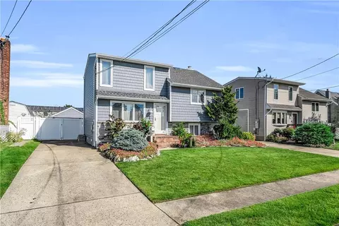 75 East Dr, Copiague, NY 11726