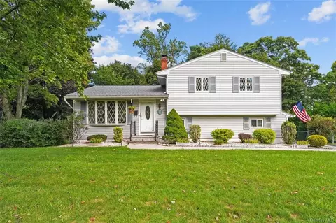 20 Whitewood Dr, Clarkstown, NY 10956
