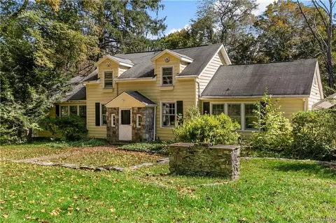 145 Mexico Ln, Mahopac, NY 10541