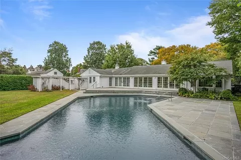 19 Academy Ln, Bellport, NY 11713