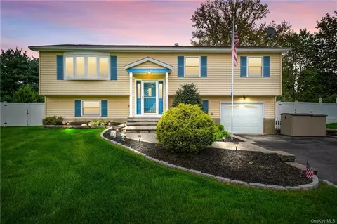 219 Dairy Ln, New Windsor, NY 12553