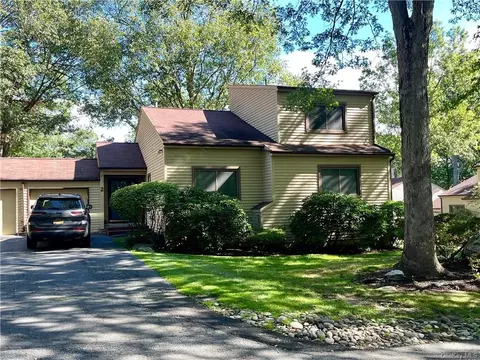 2 Ironwood Dr, Woodbury Town, NY 10930