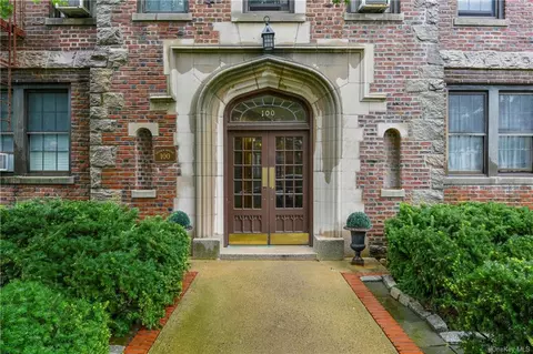 100 Parkway Rd #6D, Bronxville, NY 10708