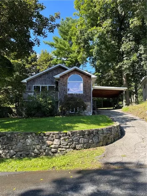 37 Lakeview Dr, Putnam Valley, NY 10579