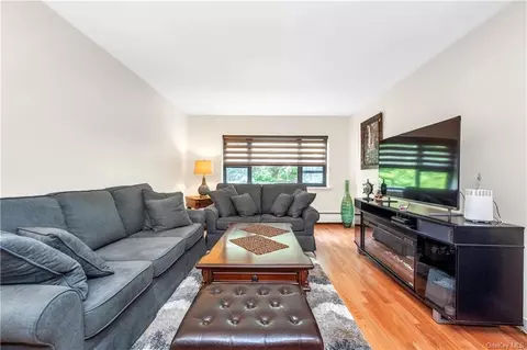 200 Diplomat Dr #6E, Mount Kisco, NY 10549