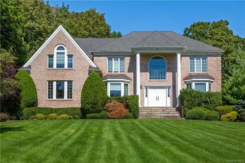 28 Stonewall Cir, Harrison, NY 10604