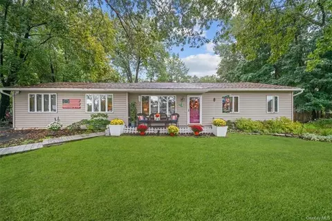 2 Decker Dr, Washingtonville, NY 10992