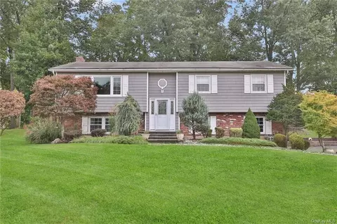 15 Delta Dr, Clarkstown, NY 10956