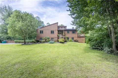 25 Pinebrook Loop, East Fishkill, NY 12533