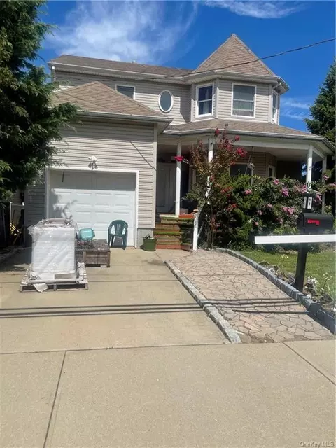 82 President St, Freeport, NY 11520