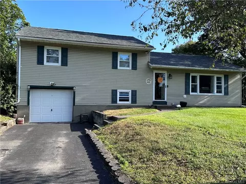33 Parade Pl, New Windsor, NY 12553