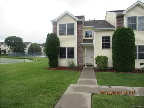 35 Woodlake Dr, Middletown, NY 10940