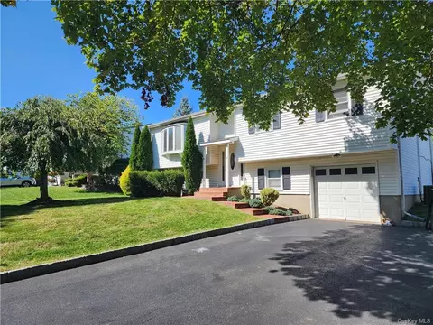 8 Stander Ln, Thiells, NY 10984