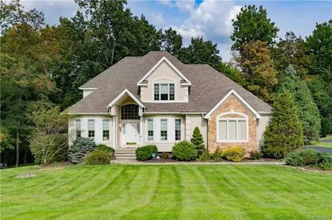9 Autumn Chase Dr, East Fishkill, NY 12533
