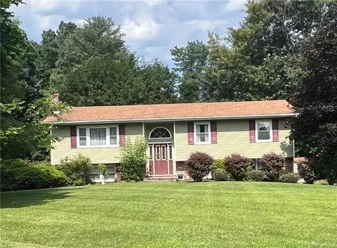 8 Powers Ln, Montgomery, NY 12549