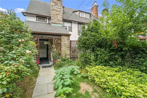 89 Kensington Rd, Bronxville, NY 10708