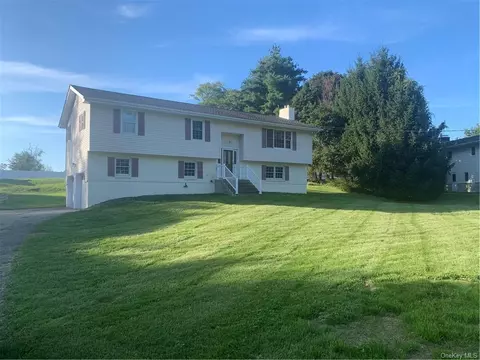 33 Brookland Farms Rd, Poughkeepsie, NY 12601