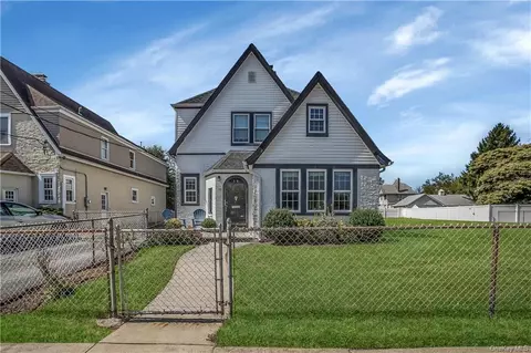 34 Brower Ave, Rockville Centre, NY 11570