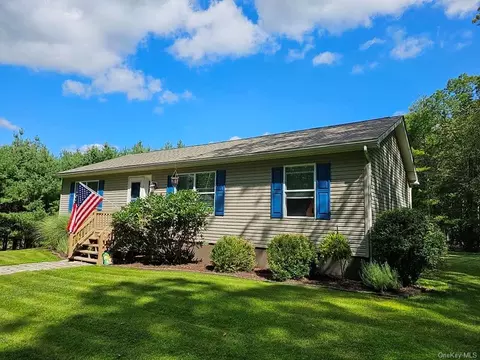 2 Summit Dr, Highland, NY 12792