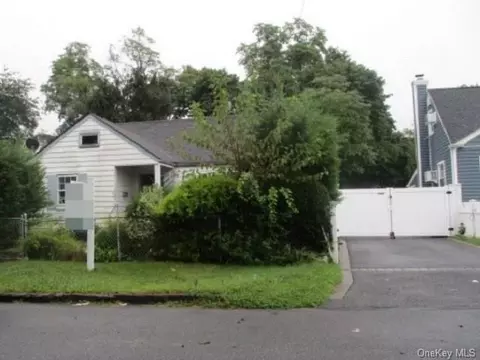 120 W 10th St, Huntington Station, NY 11746