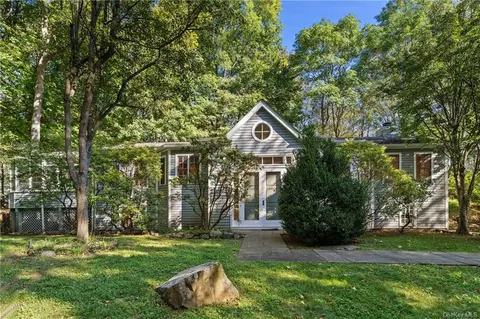 24 Hilltop Dr, New Castle, NY 10514