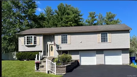 26 Maple Dr, Middletown, NY 10940