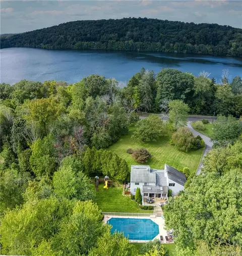 2 Kingswood Rd, Katonah, NY 10536