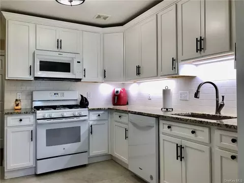 253 Country Club Ln, Pomona, NY 10970