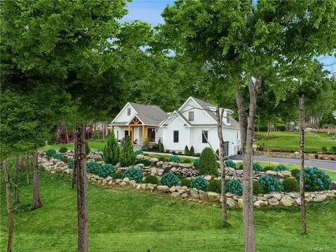 40 Hamilton Dr, New Castle, NY 10514