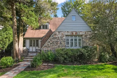 11 Maple Hill Dr, Larchmont, NY 10538