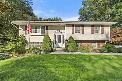 674 Locksley Rd, Yorktown, NY 10598
