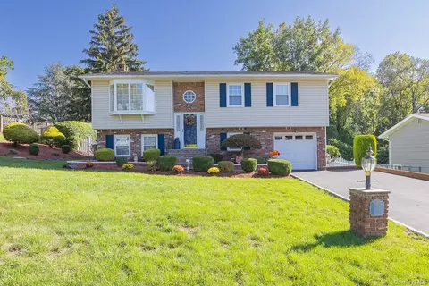 20 Lighthouse Ct, Tomkins Cove, NY 10986