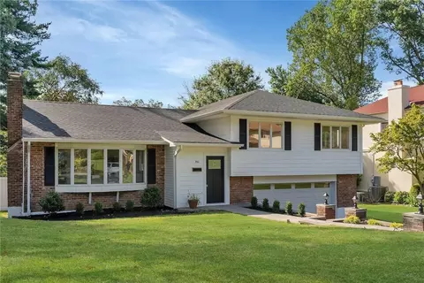 80 Pinewood Rd, North Hempstead, NY 11030