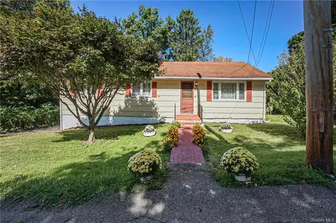 34 Woodstock Rd, Kent, NY 10512