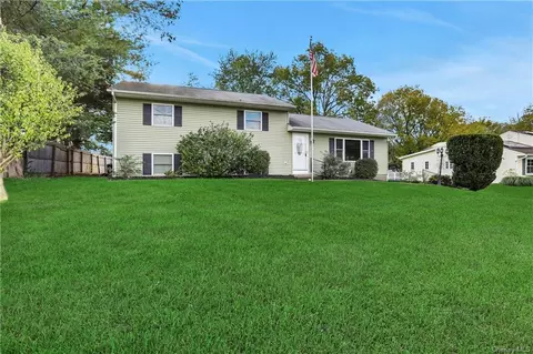 15 Saint Anne Dr, New Windsor, NY 12553