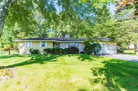 17 Deer Run Rd, Poughkeepsie, NY 12603