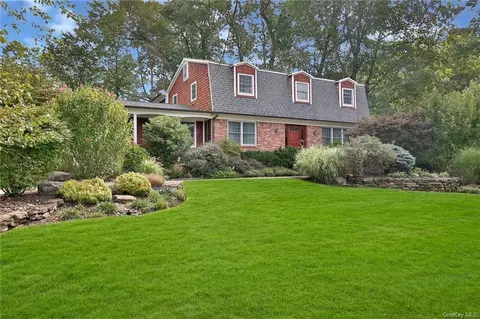7 Hazelton Ln, Clarkstown, NY 10994
