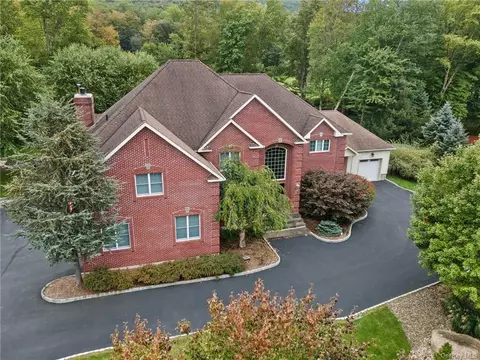 7 Grandview Rd, Woodbury Town, NY 10917
