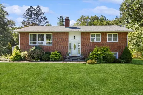 20 Center Dr, Mahopac, NY 10541