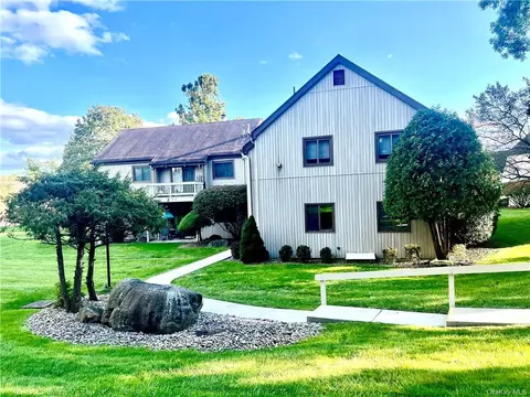 25 Sycamore Dr, Middletown, NY 10940