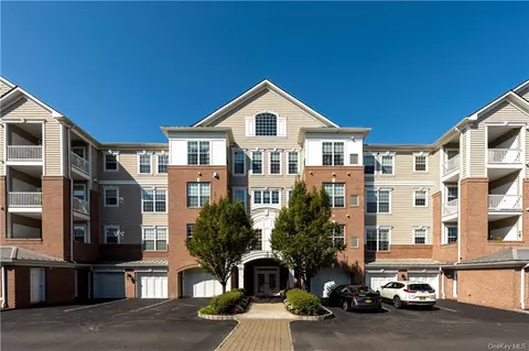 123 Regency Dr, Fishkill, NY 12524