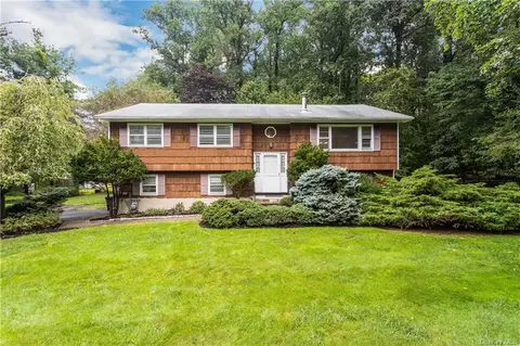 25 Skylark Dr, Ramapo, NY 10977