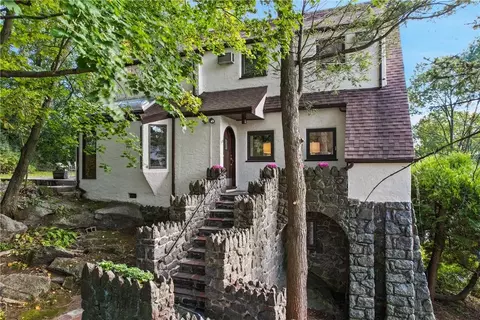 50 Stoneyside Dr, Larchmont, NY 10538