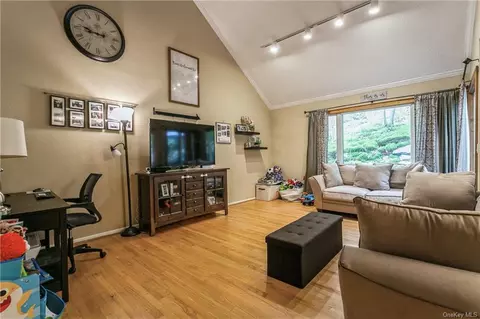 28 Boulder Ln, Lewisboro, NY 10526